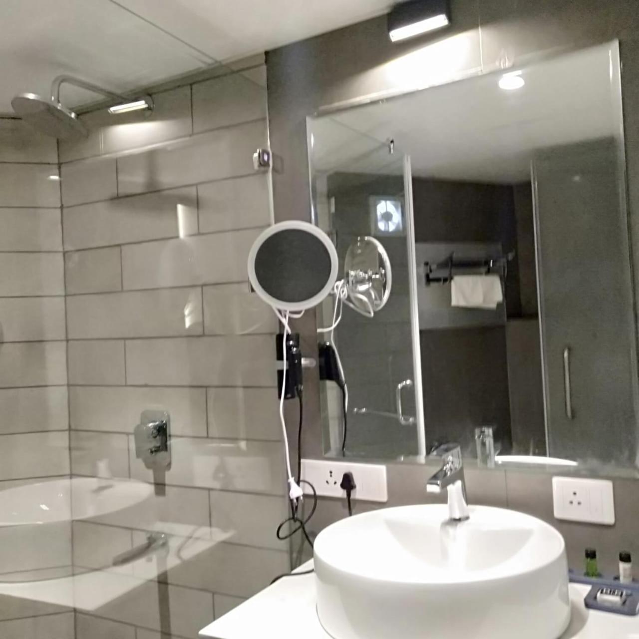 De Mandarin Hotel Bangalore Ngoại thất bức ảnh